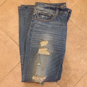 Arizona boyfriend distressed denim jeans. Size 7